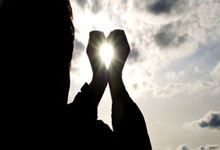 郑凯木背后凶狠犯规，王钰栋伤退！.